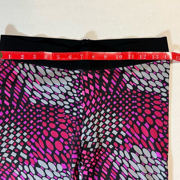 HUE Capri stretchy pant. Multi colors - Picture 8 of 11